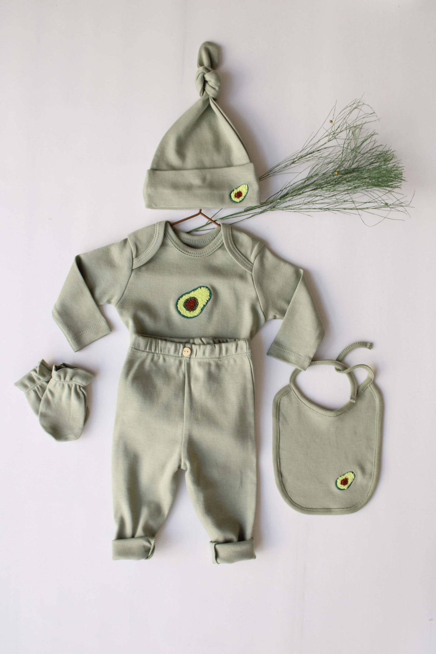 Honey and Hive - Avocado Patterned 5 Piece Newborn Set