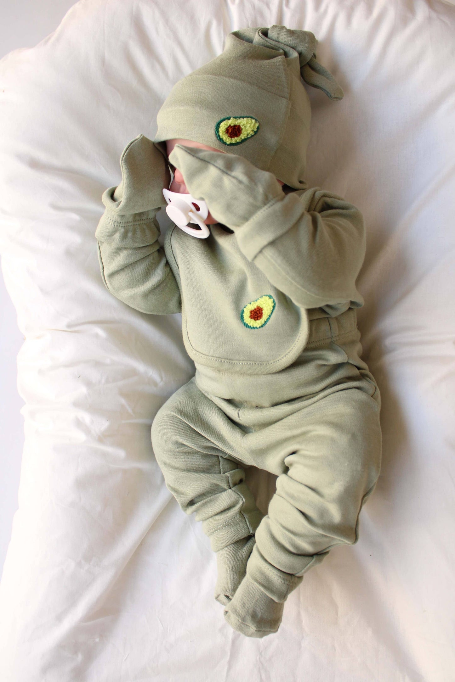 Honey and Hive - Avocado Patterned 5 Piece Newborn Set